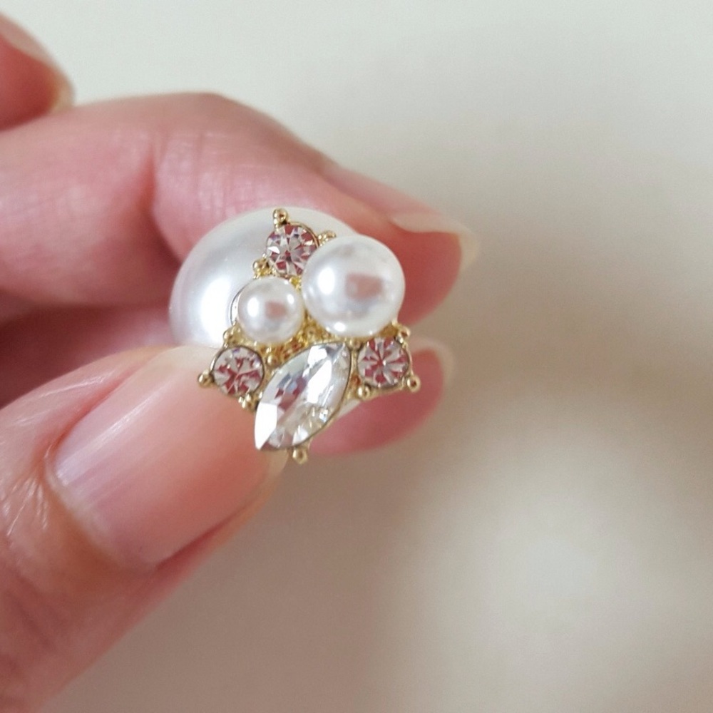 Beautiful faux pearl & rhinestone stud earrings - Picture 4 of 8